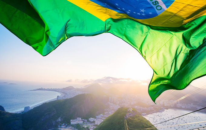 空を舞うブラジルの国旗